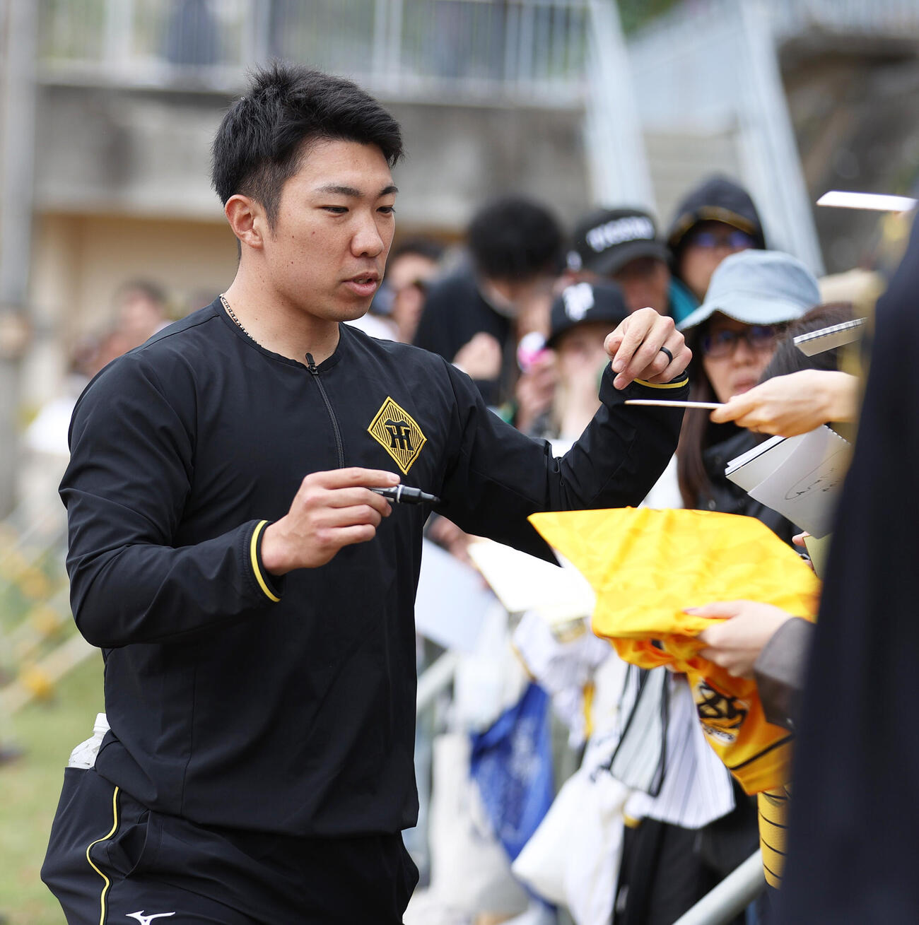 ファンサービスする阪神石井（撮影・上山淳一）