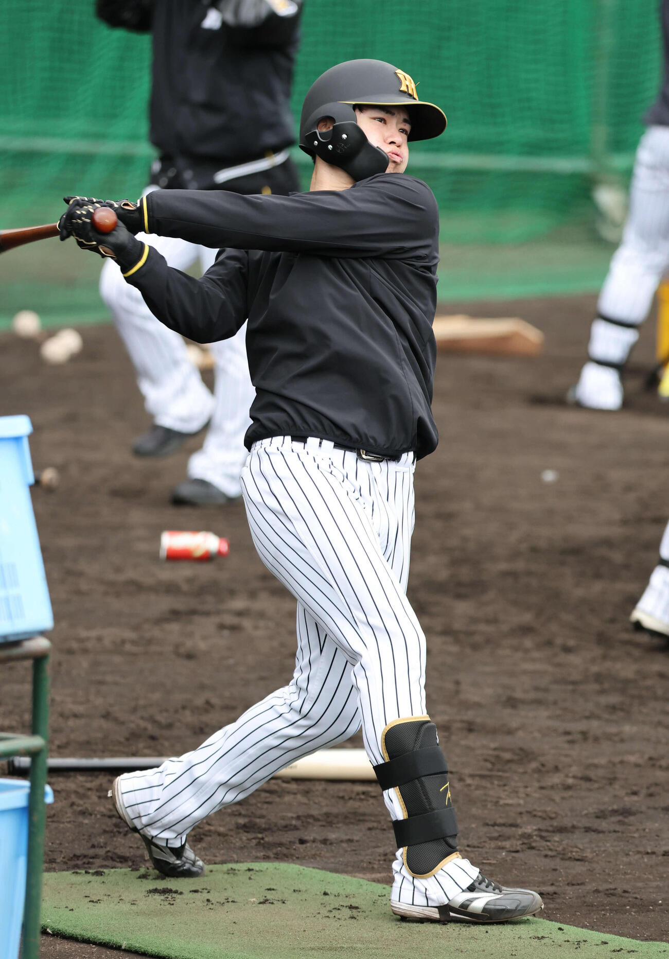 通常メニューに復帰した阪神中野はロングティーを行う（撮影・西尾就之）