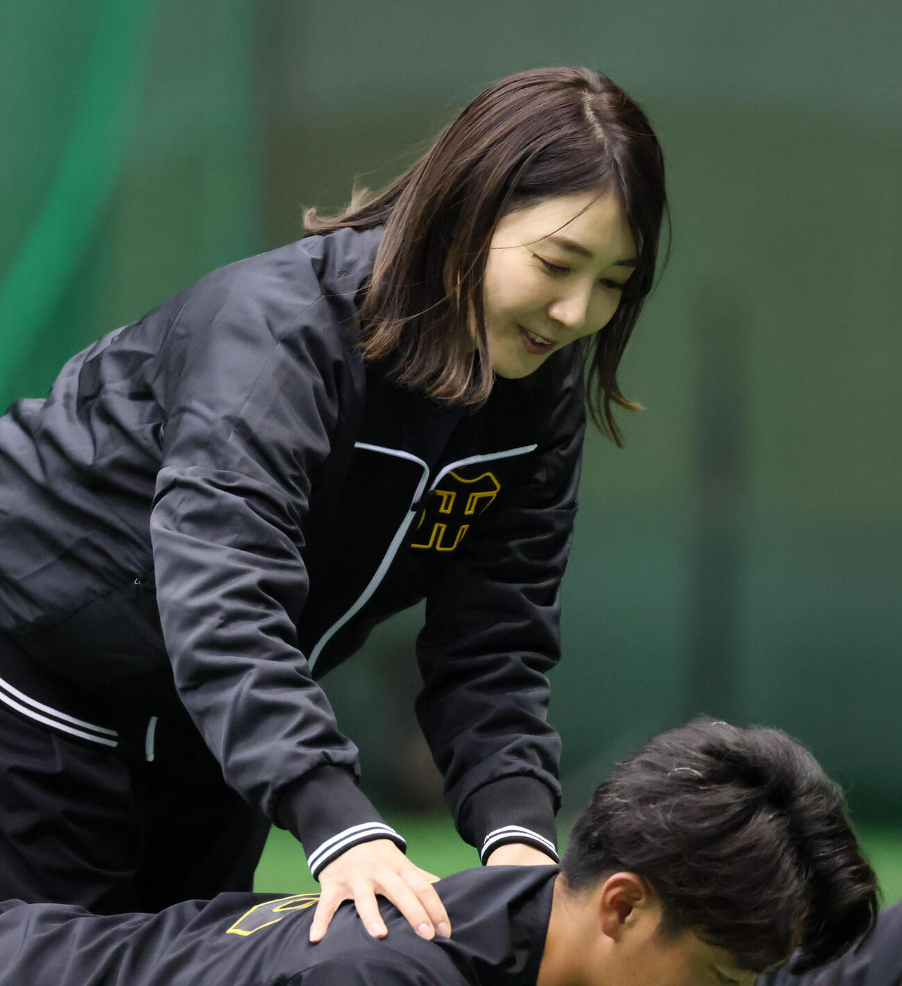 ナインにピラティスを指導する市川いずみさん（撮影・加藤哉）