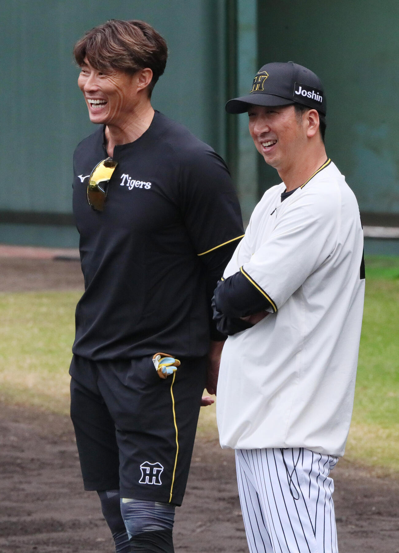 打撃練習を見ながら阪神藤川球児監督（右）笑顔で話す糸井嘉男SA（撮影・上山淳一）＝2025年11月13日、安芸市営球場