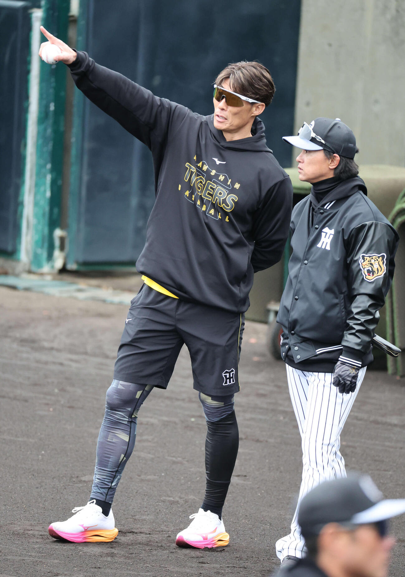 練習を見る阪神糸井SA。右は上本コーチ（撮影・西尾就之）