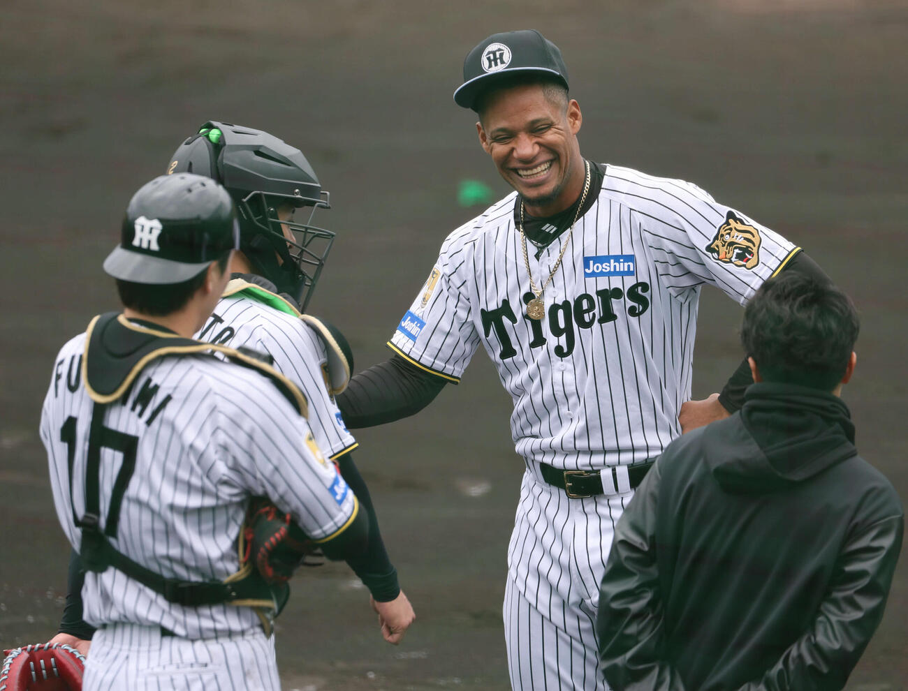 ライブBPに登板した阪神モレッタは坂本、伏見と笑顔で話す（撮影・西尾就之）