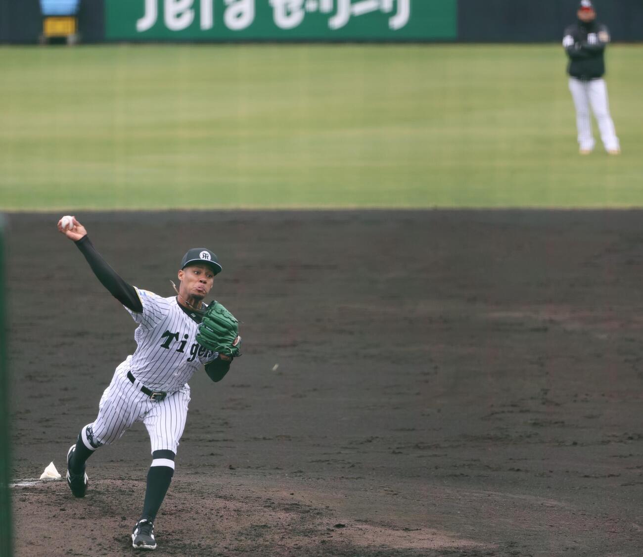 ライブBPに登板する阪神モレッタ。右は藤川監督（撮影・西尾就之）