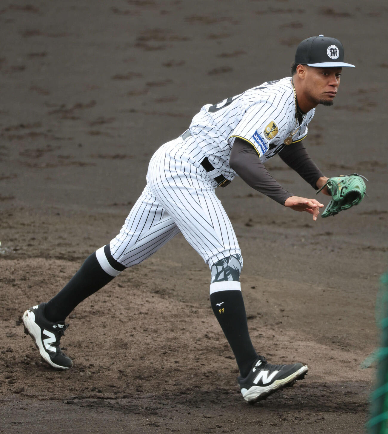 ライブBPに登板した阪神モレッタ。投げ終わりで一塁側に体が倒れる（撮影・西尾就之）