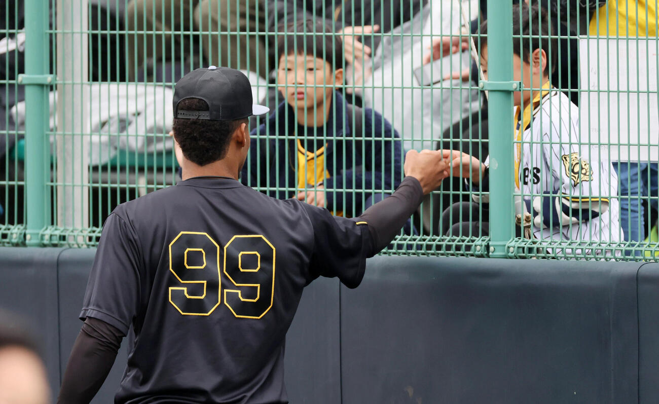 ファンの子どもとグータッチする阪神モレッタ（撮影・加藤哉）