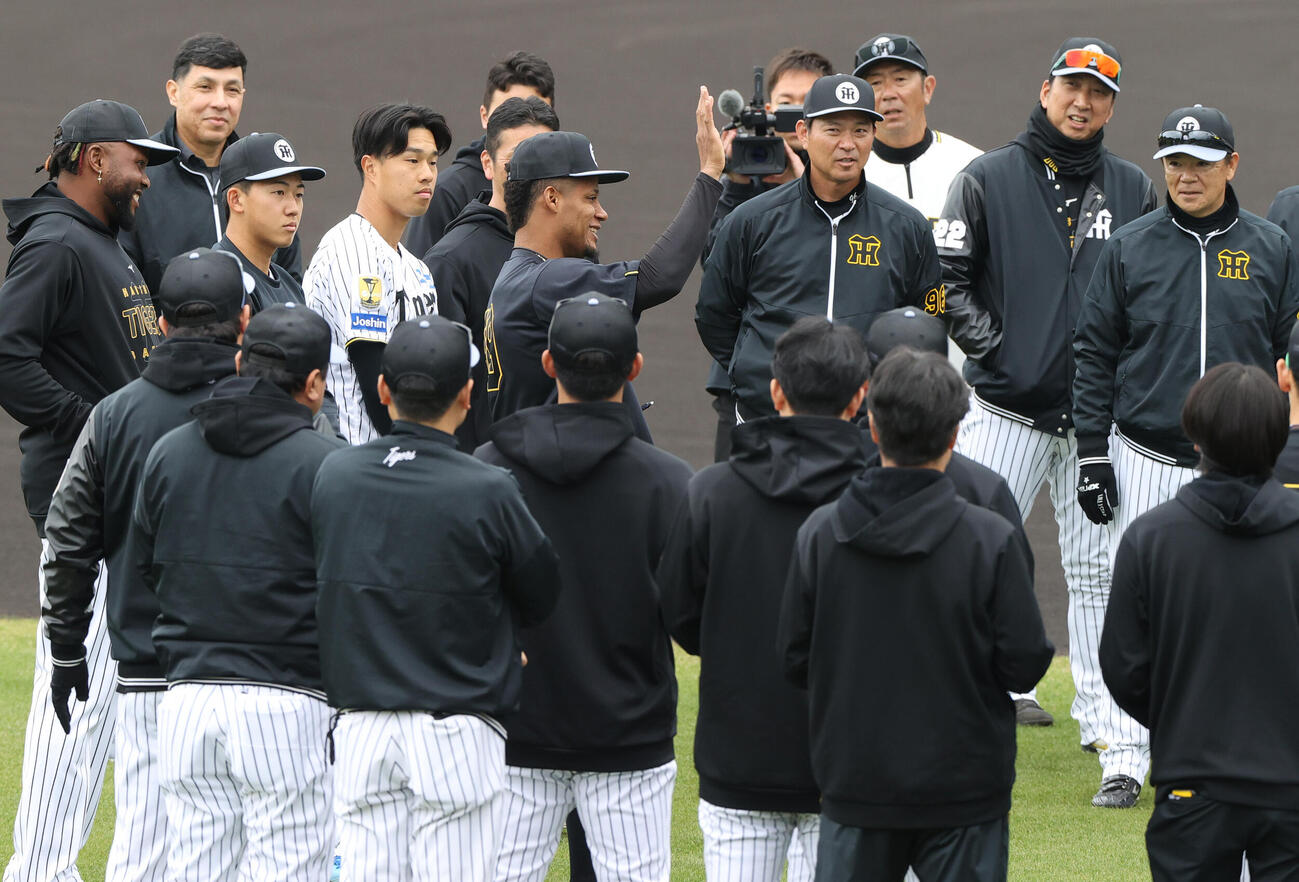 宜野座に合流しあいさつする阪神モレッタ（撮影・上山淳一）