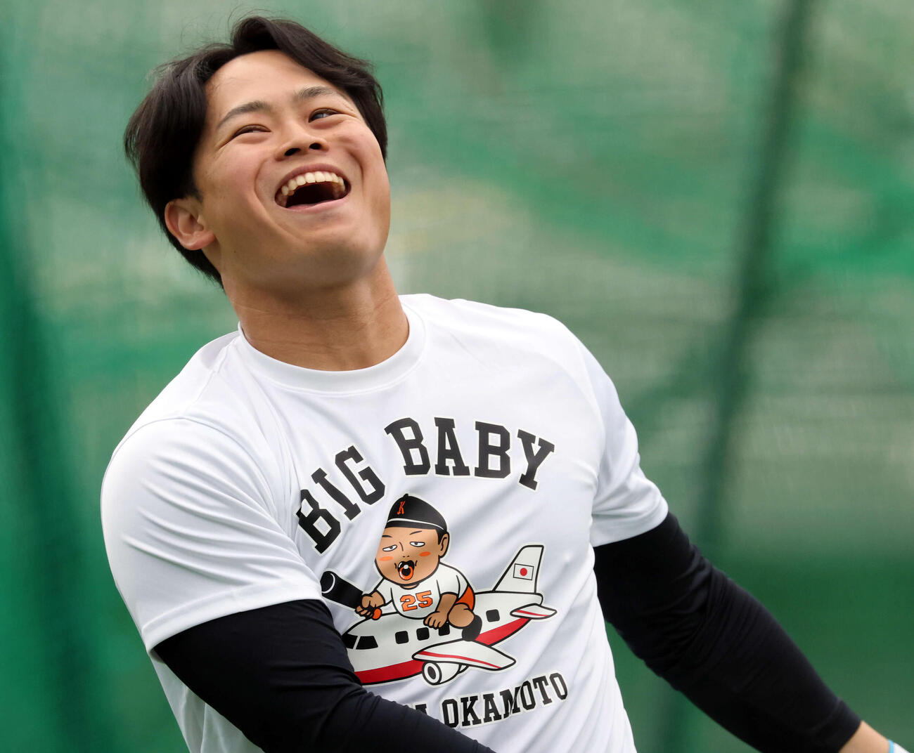 休日返上で木の花ドームに練習に来た巨人中山はハツラツとした表情でマシン打撃で打ち込む（撮影・浅見桂子）