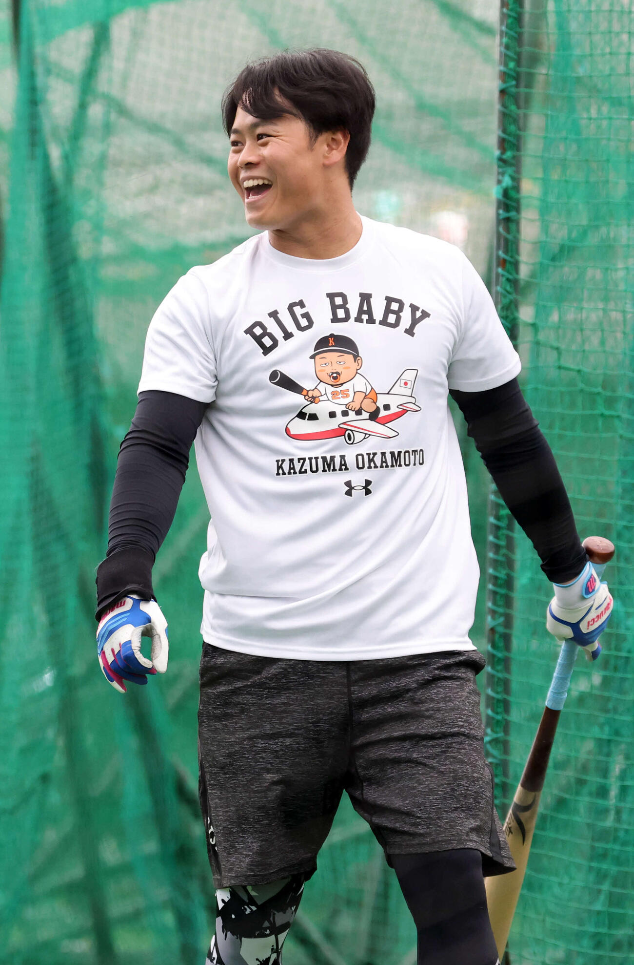 休日返上で木の花ドームに練習に来た巨人中山は岡本和真のTシャツを着てマシン打撃で打ち込む（撮影・浅見桂子）