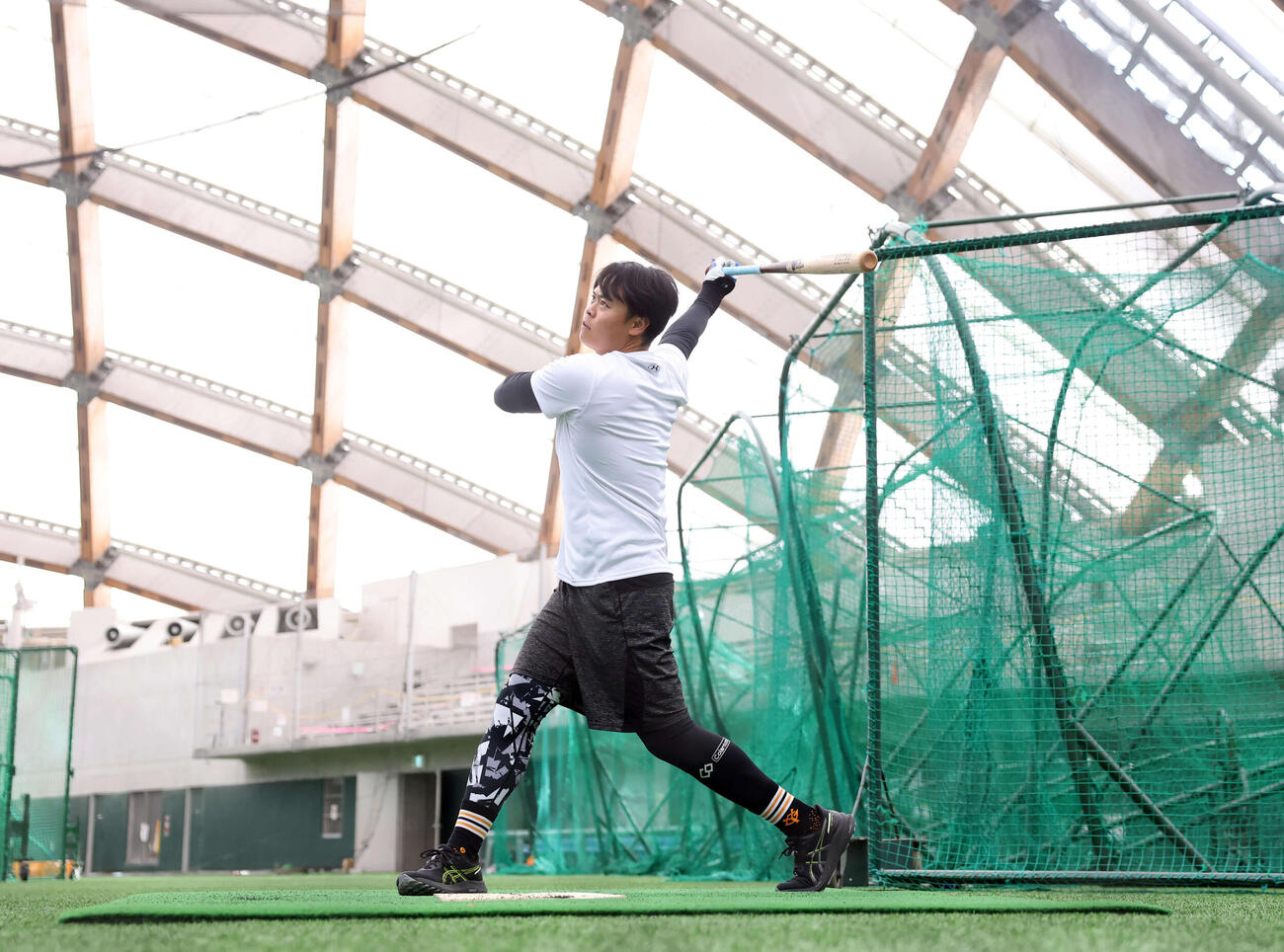 休日返上で木の花ドームに練習に来た巨人中山はマシン打撃で打ち込む（撮影・浅見桂子）