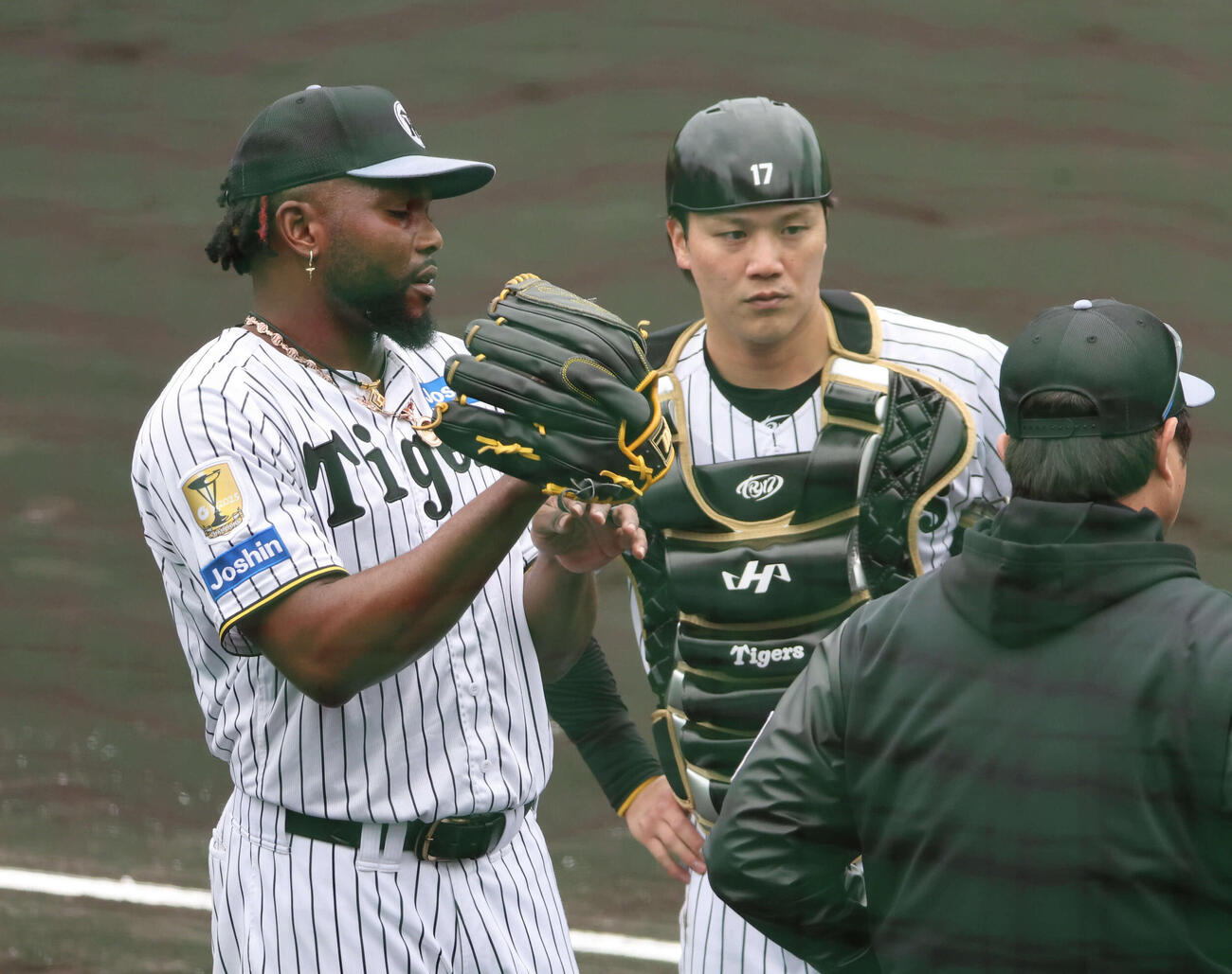 ライブBPに登板した阪神ドリス（左）は伏見と話す（撮影・西尾就之）
