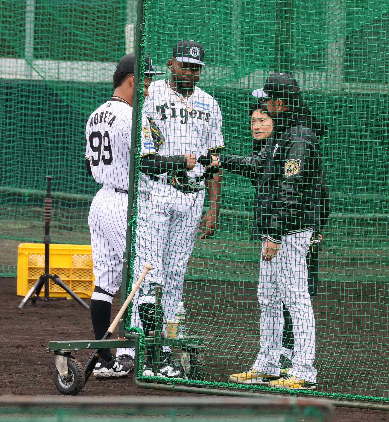 ライブBPを終え藤川監督（右）とタッチする阪神モレッタ。中央はドリス（撮影・加藤哉）