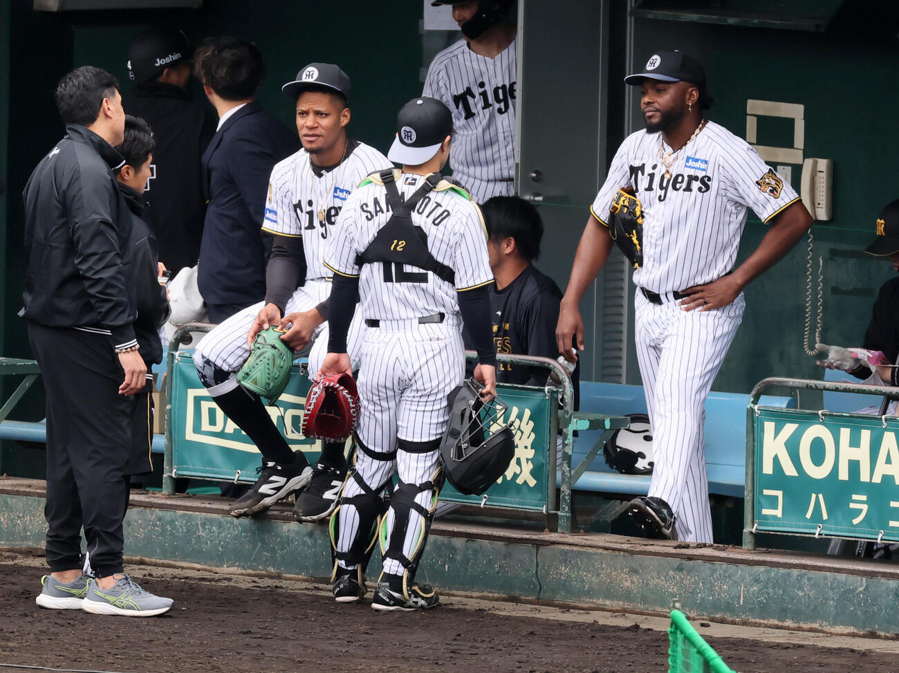ライブBP登板を終えた阪神モレッタ（左）とドリス。中央は坂本（撮影・加藤哉）