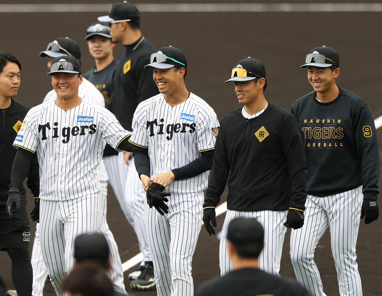宜野座で笑顔を見せる、左から阪神前川、岡城、谷端、立石（撮影・上山淳一）