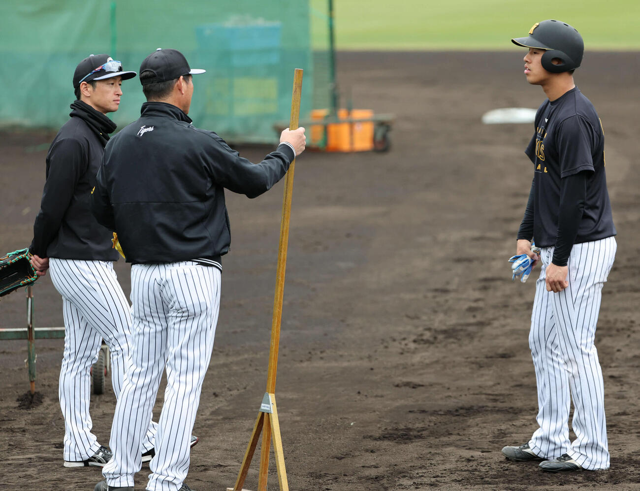 走塁について近本からアドバイスされる阪神岡城（右）。中央は筒井コーチ（撮影・西尾就之）