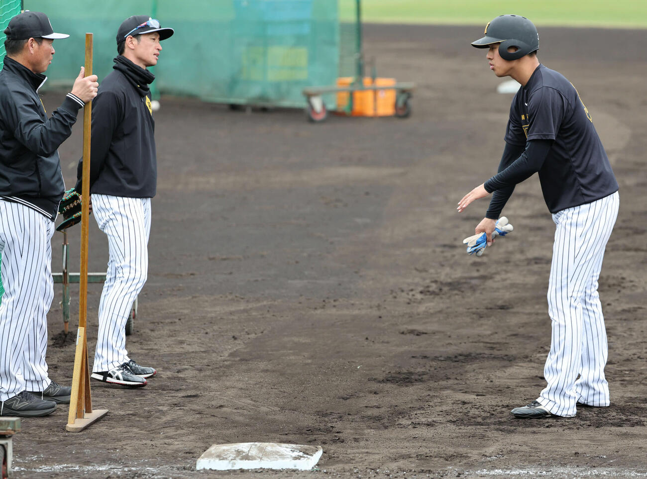 走塁について近本からアドバイスされる阪神岡城（右）。左は筒井コーチ（撮影・西尾就之）