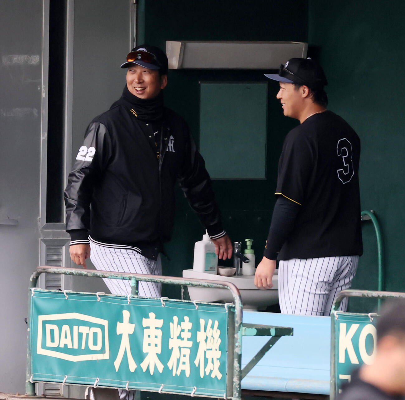 ベンチで阪神藤川監督（左）と談笑する大山（撮影・加藤哉）
