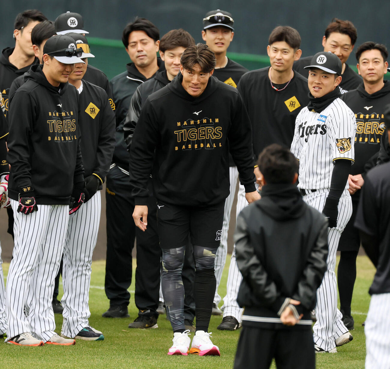 ナインを前にあいさつする阪神糸井SA（撮影・加藤哉）