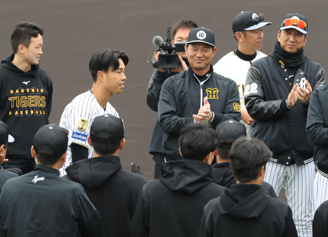 阪神岡城（左から2人目）は宜野座に合流しあいさつする。右は藤川監督（撮影・上山淳一）