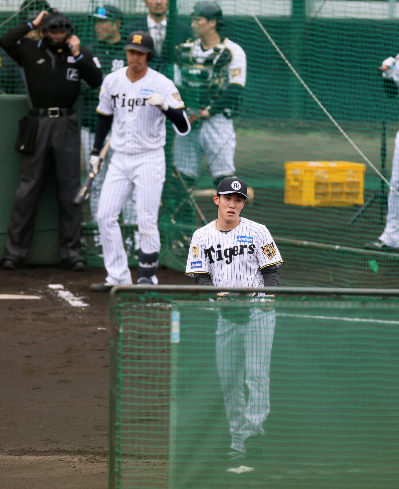 阪神富田はライブBPに登板し岡城（左）と対戦（撮影・加藤哉）