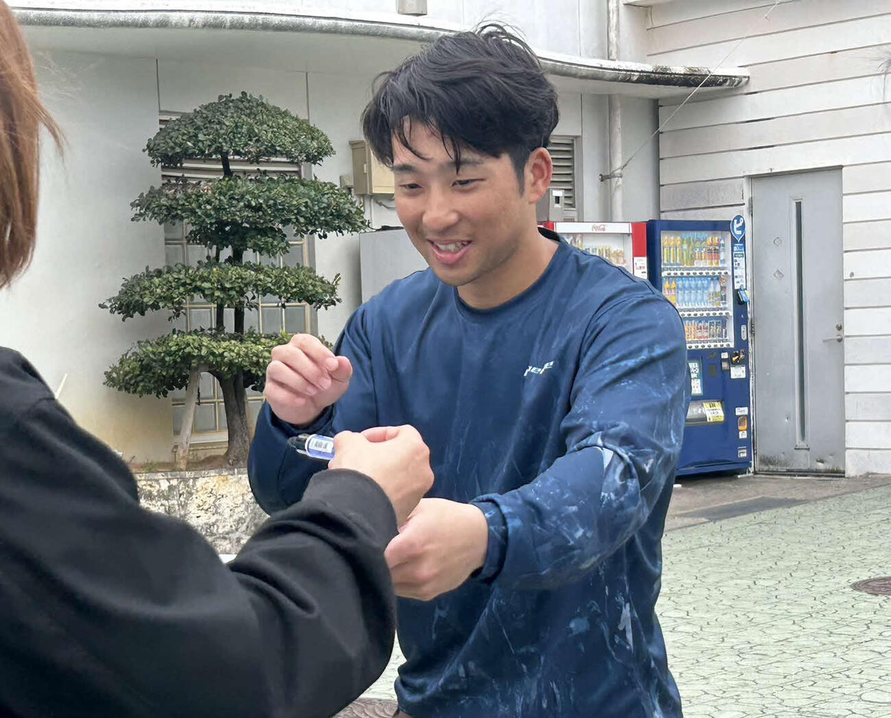 キャンプ休養日の自主練習後にファンサービスを行う中日田中
