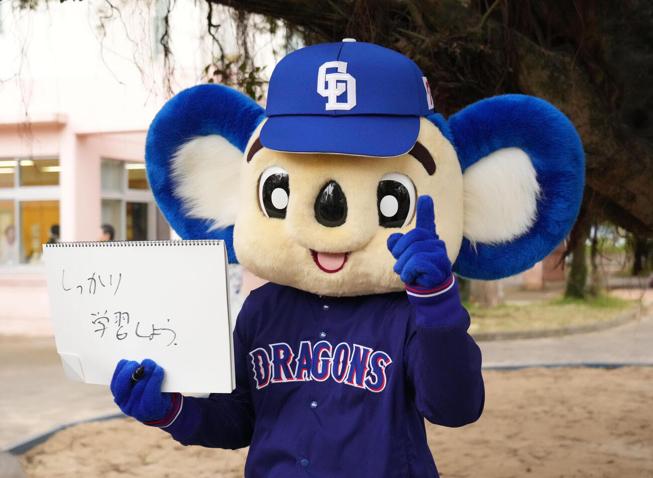 キャンプ地の小学校を訪れあいさつ運動を行い児童たちへメッセージを送るドアラ（撮影・森本幸一）