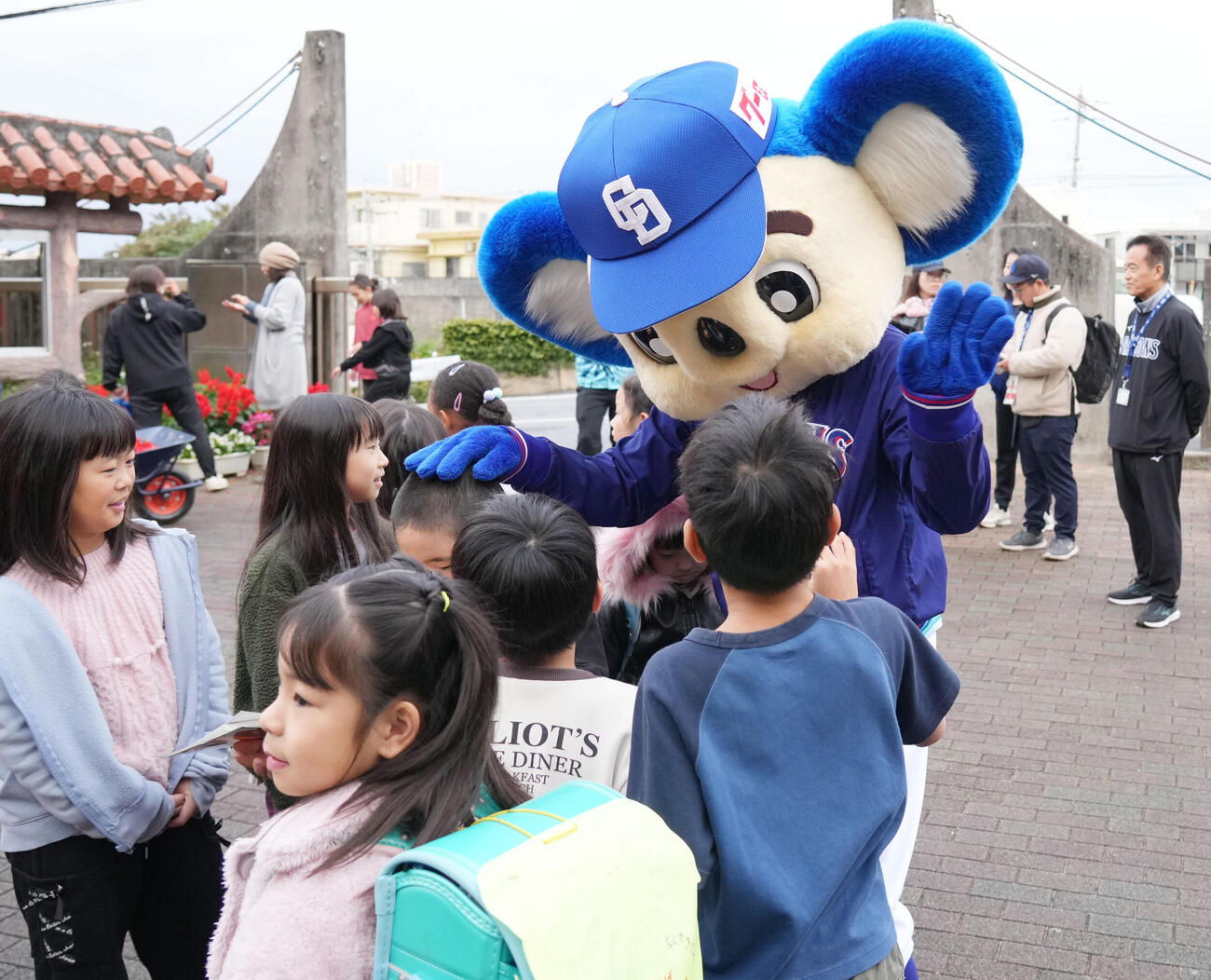 キャンプ地の小学校を訪れあいさつ運動を行うドアラ（撮影・森本幸一）