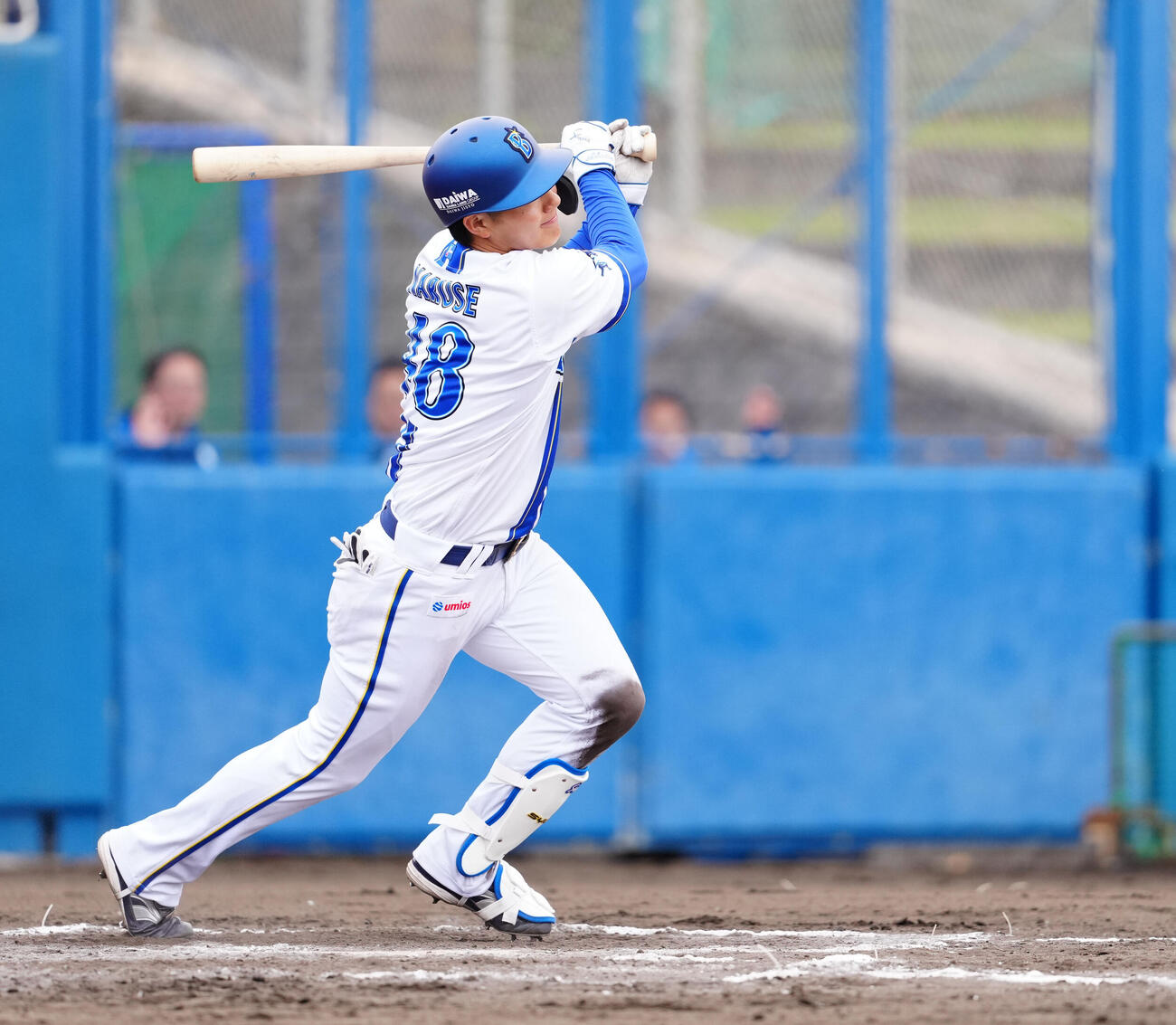 DeNA青白戦の6回裏2死一、三塁、適時打を放つ成瀬（撮影・鈴木みどり）