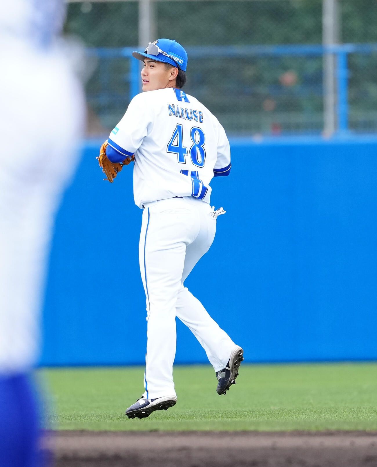青白戦の2回表無死、松尾の打球を好捕した二塁手成瀬（撮影・鈴木みどり）