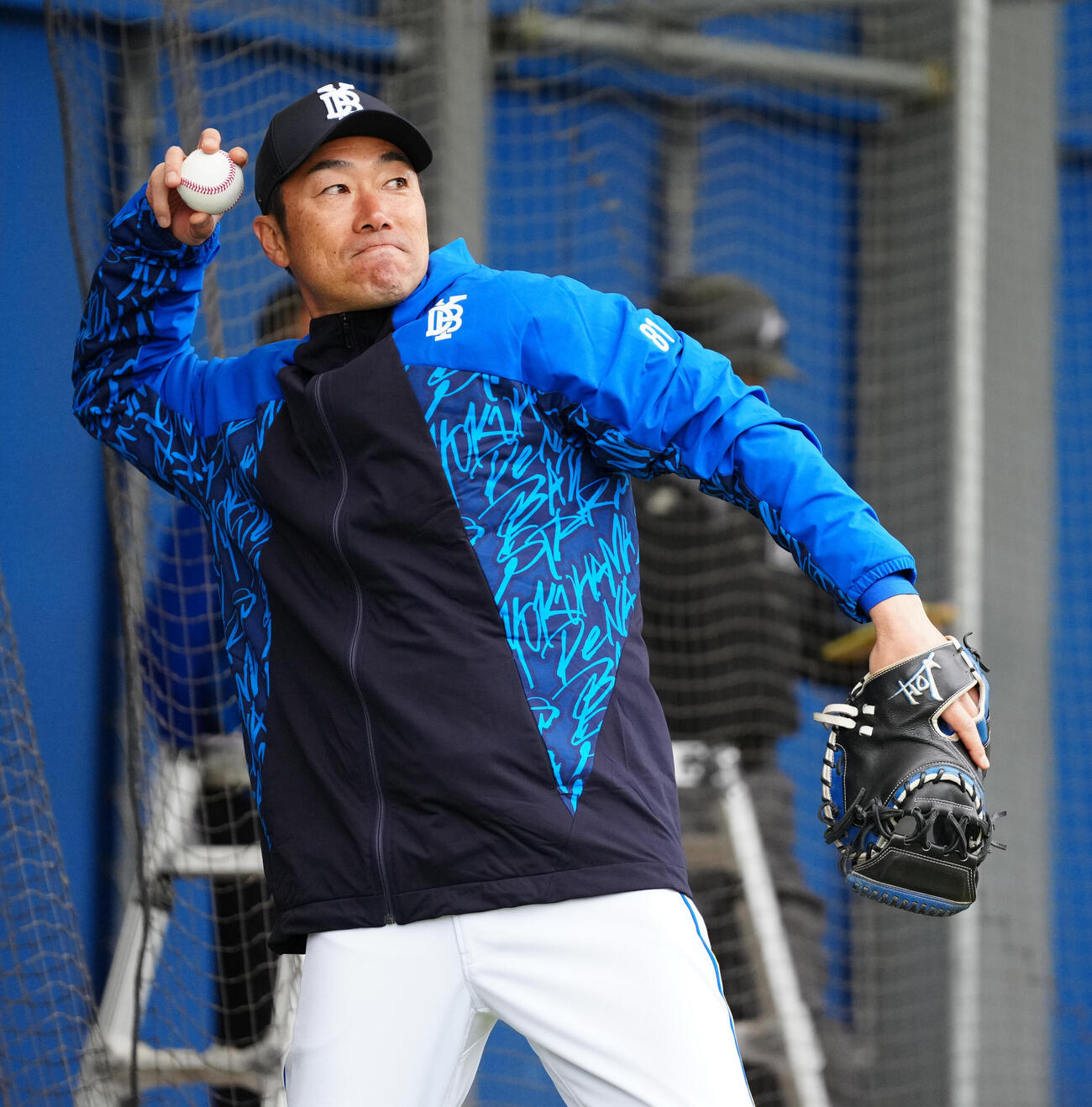 ブルペンで中川虎とキャッチボールするDeNA相川監督（撮影・鈴木みどり）