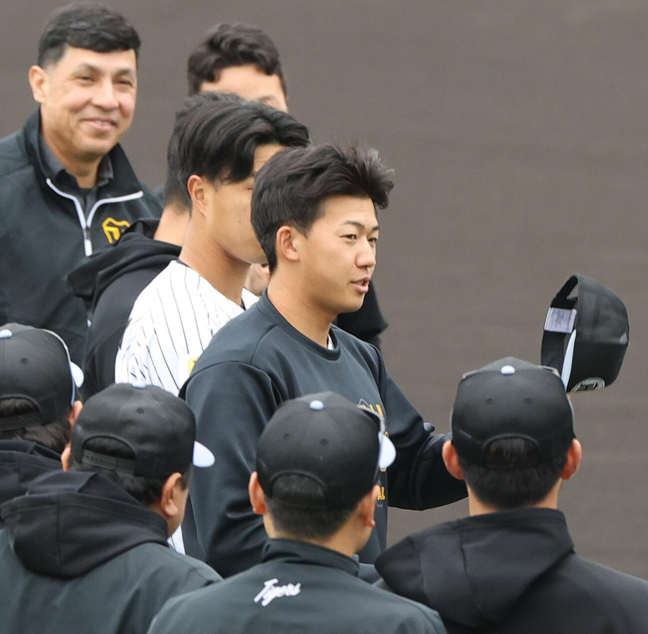 宜野座でナインにあいさつする阪神立石（右）（撮影・上山淳一）