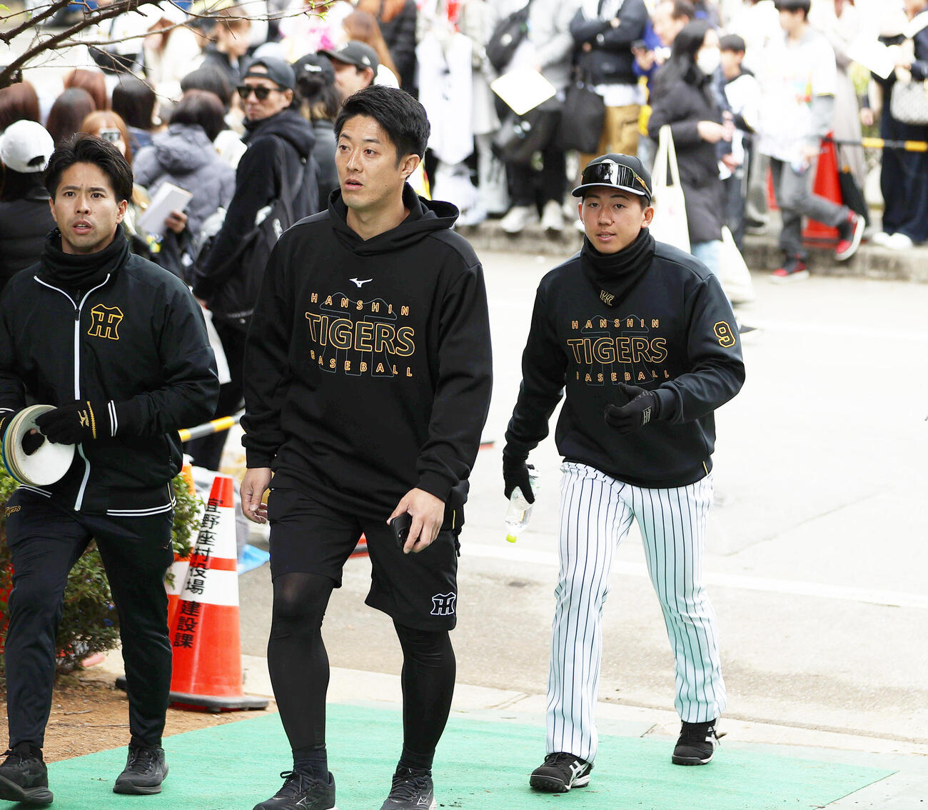 球場を移動する阪神立石（右）（撮影・上山淳一）