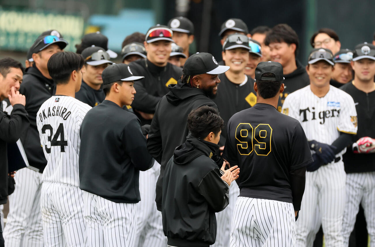 ナインを前に自己紹介する左から阪神岡城、立石、ドリス、モレッタ（撮影・加藤哉）
