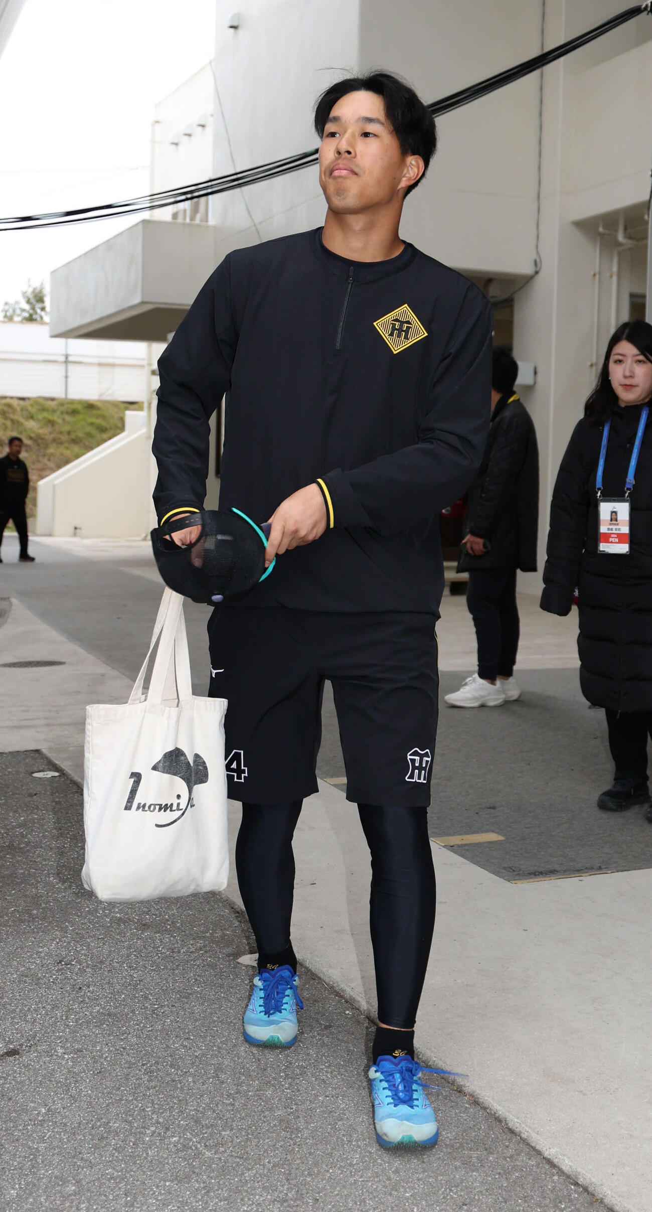 宜野座での一日を終え、球場をあとにする阪神岡城（撮影・西尾就之）
