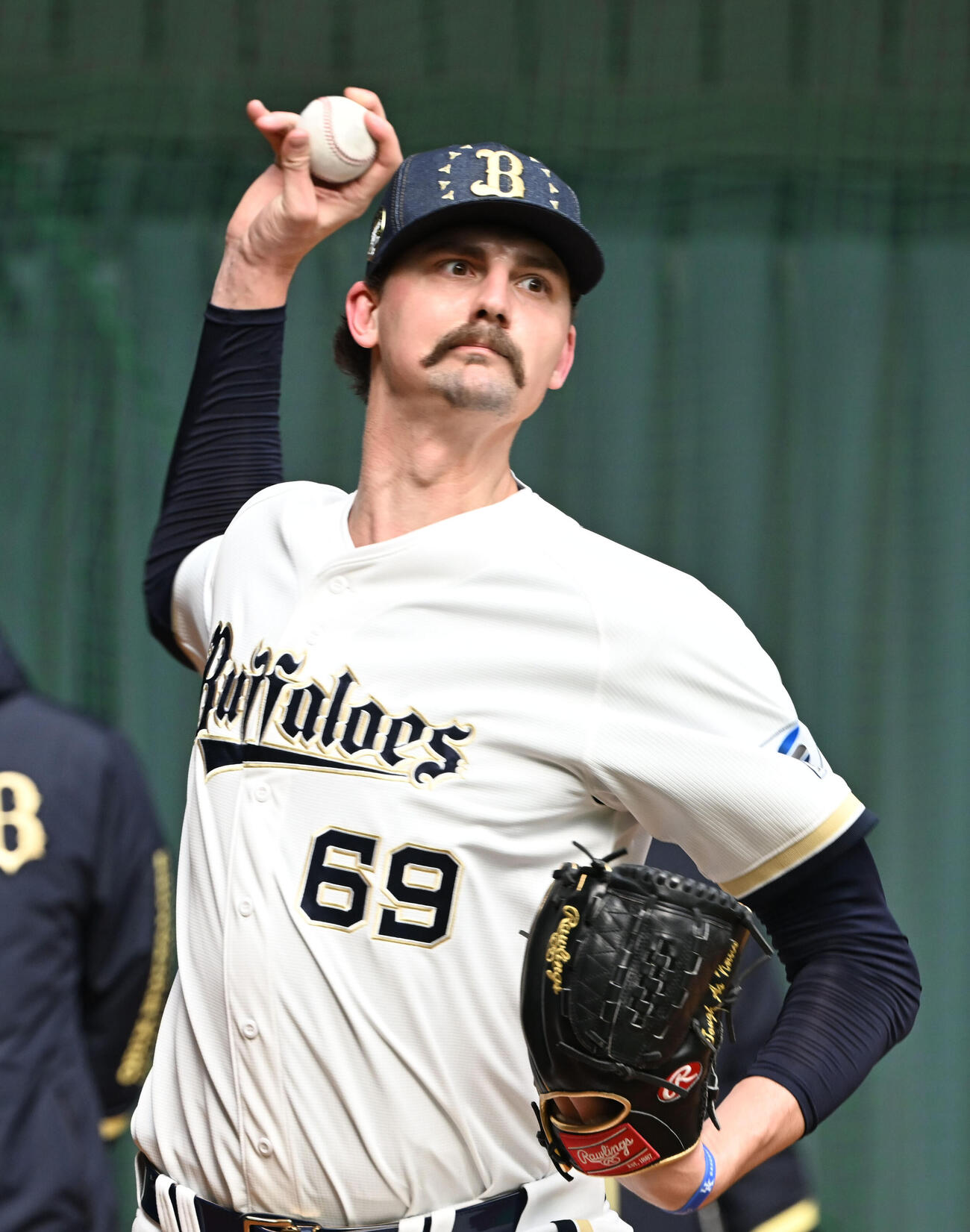 ブルペン入り投球するオリックス・ジェリー（撮影・和賀正仁）