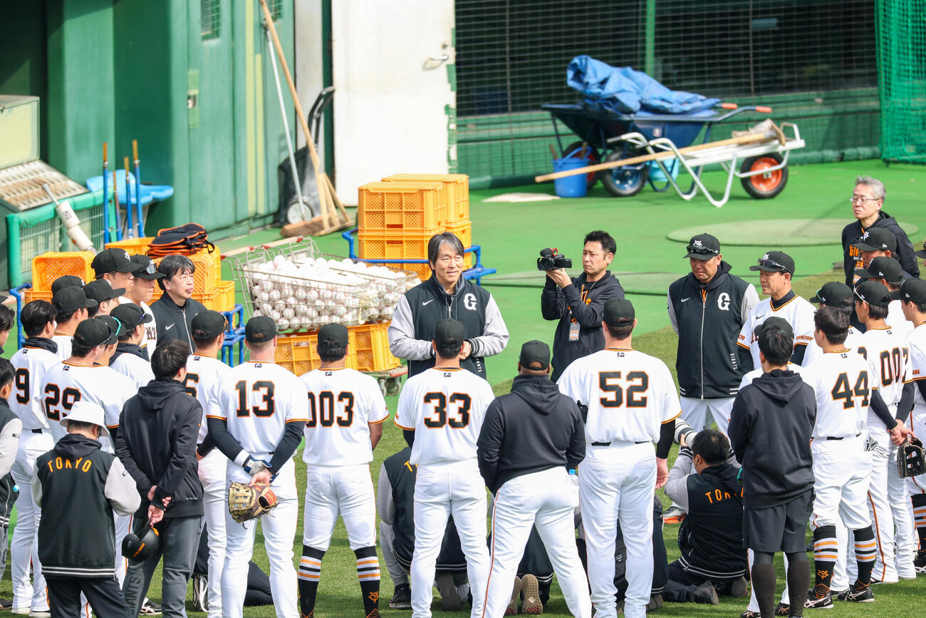 巨人キャンプ入りし、選手に話をする松井秀喜氏（撮影・増田悦実）