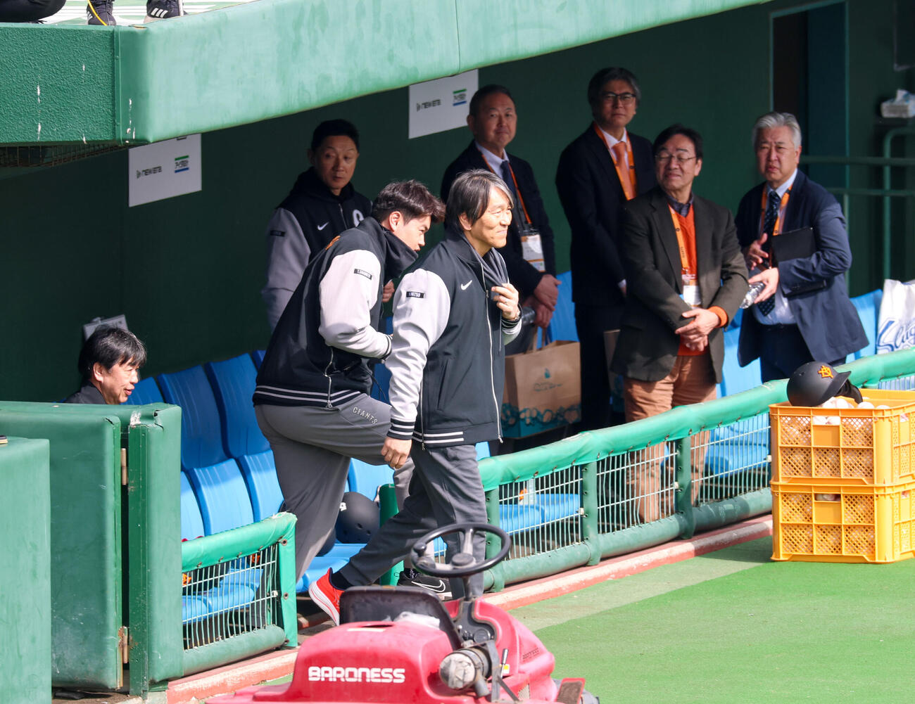 巨人キャンプ入りし、グラウンドに姿を見せる松井秀喜氏（撮影・増田悦実）
