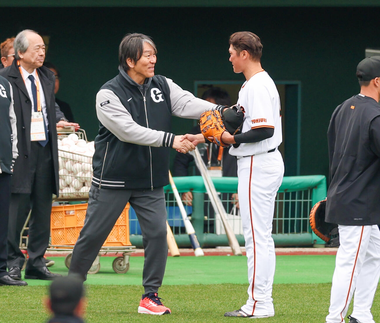 巨人坂本勇（右）と握手を交わす松井秀喜氏（撮影・増田悦実）