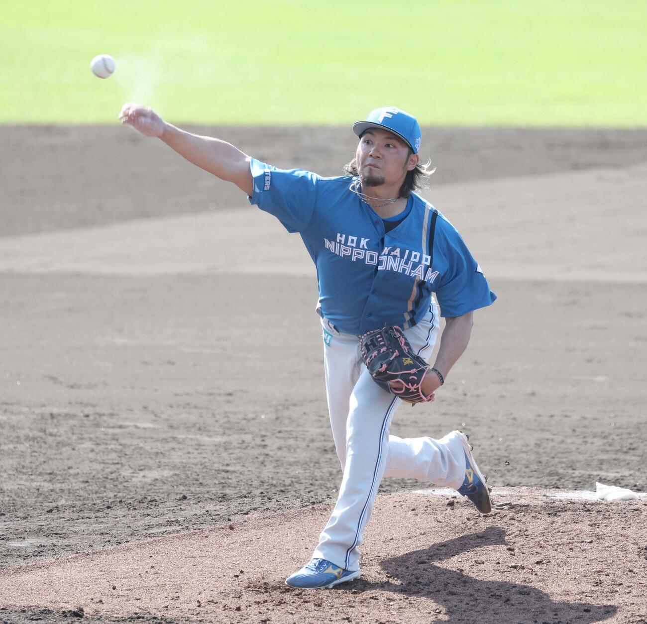 ライブ打撃で投球する日本ハム伊藤（撮影・黒川智章）