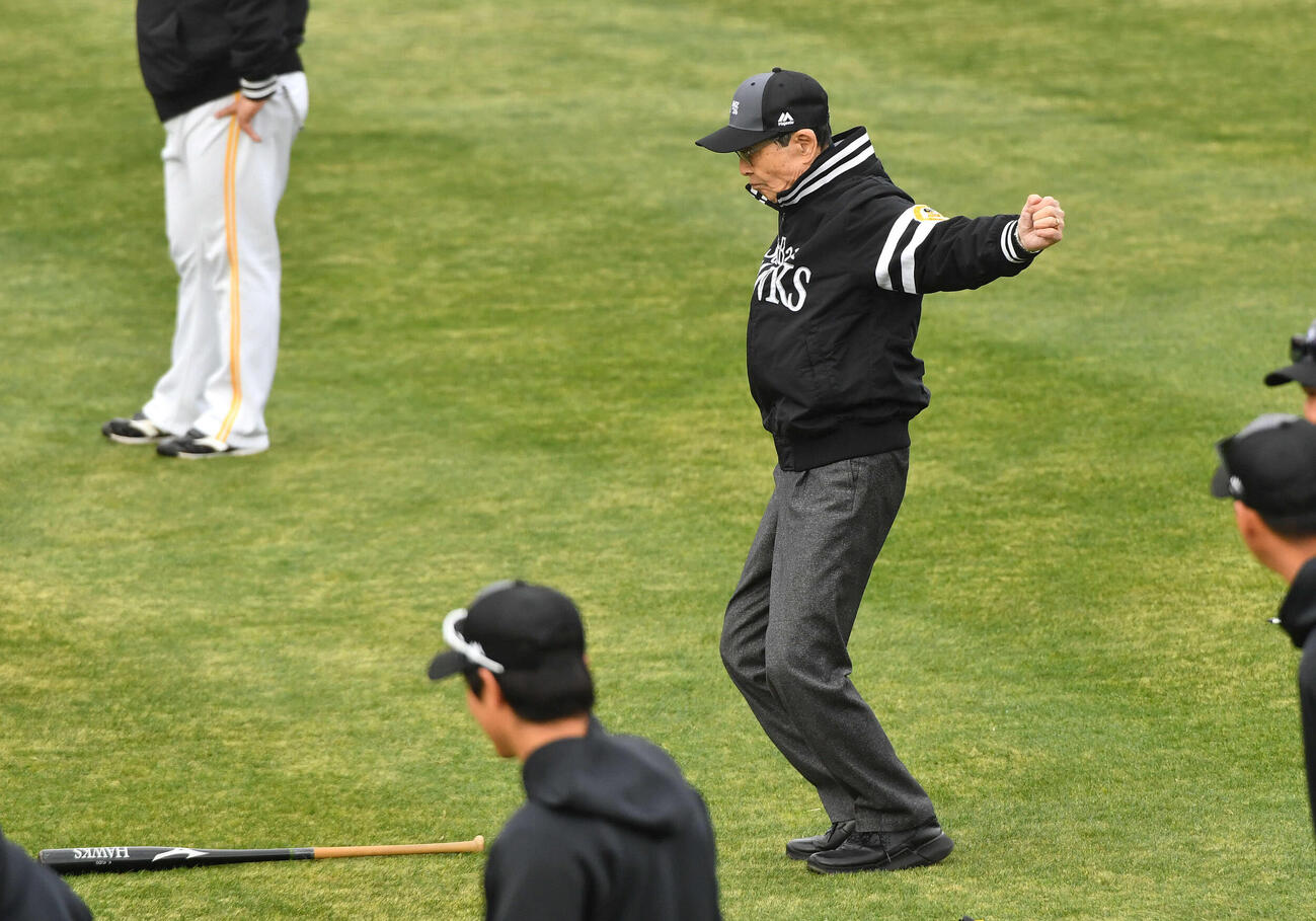 体操をするソフトバンク王球団会長（撮影・岩下翔太）