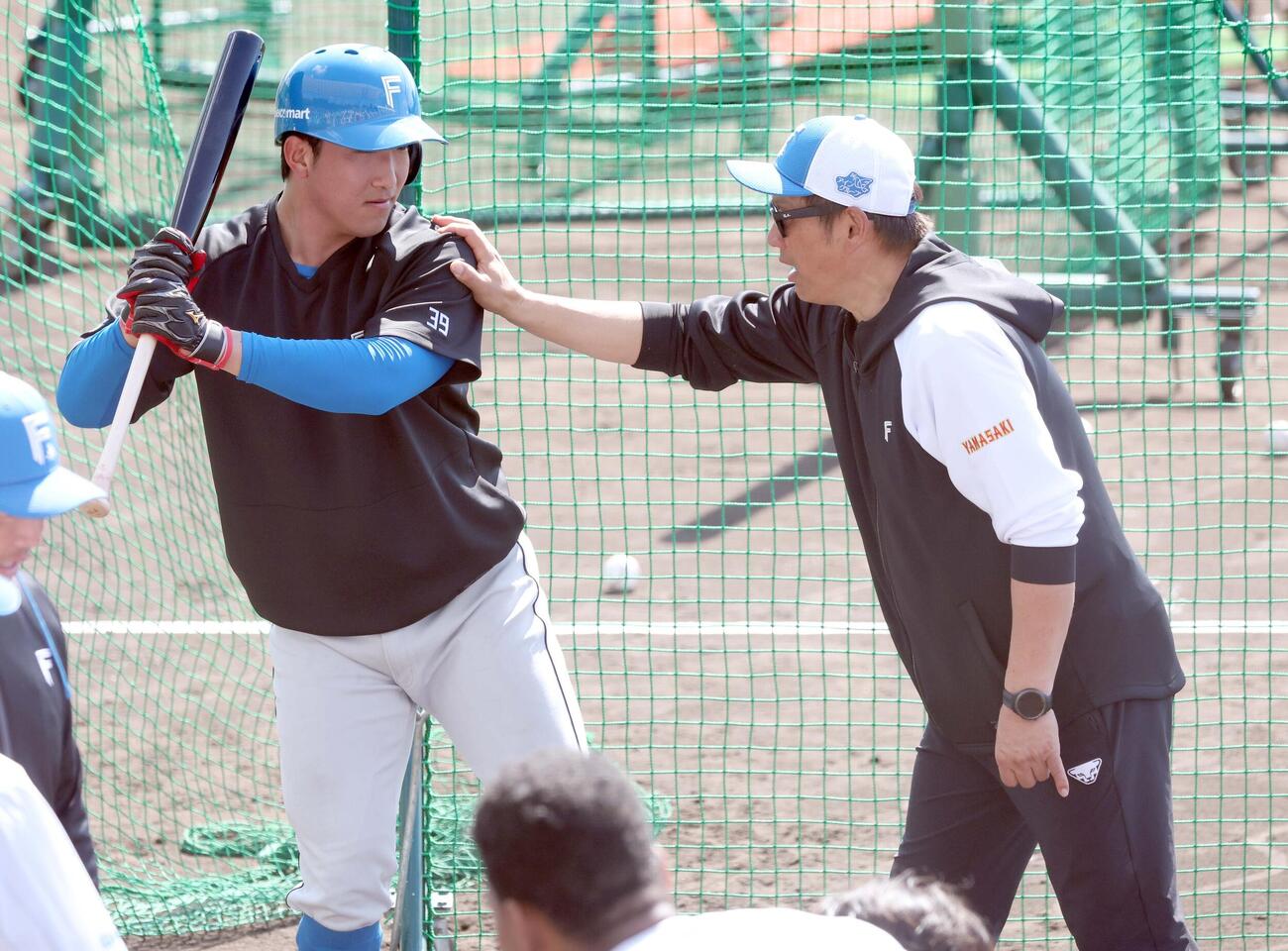 有薗に打撃指導する山崎臨時コーチ（撮影・黒川智章）