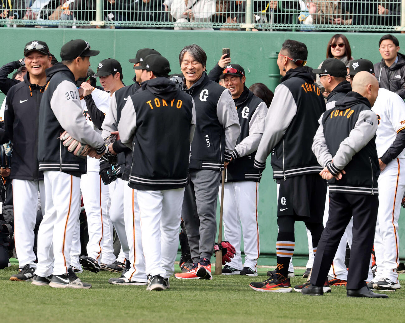 巨人キャンプの臨時コーチとして参加した松井秀喜氏（中央）は笑顔で選手にあいさつ（撮影・浅見桂子）
