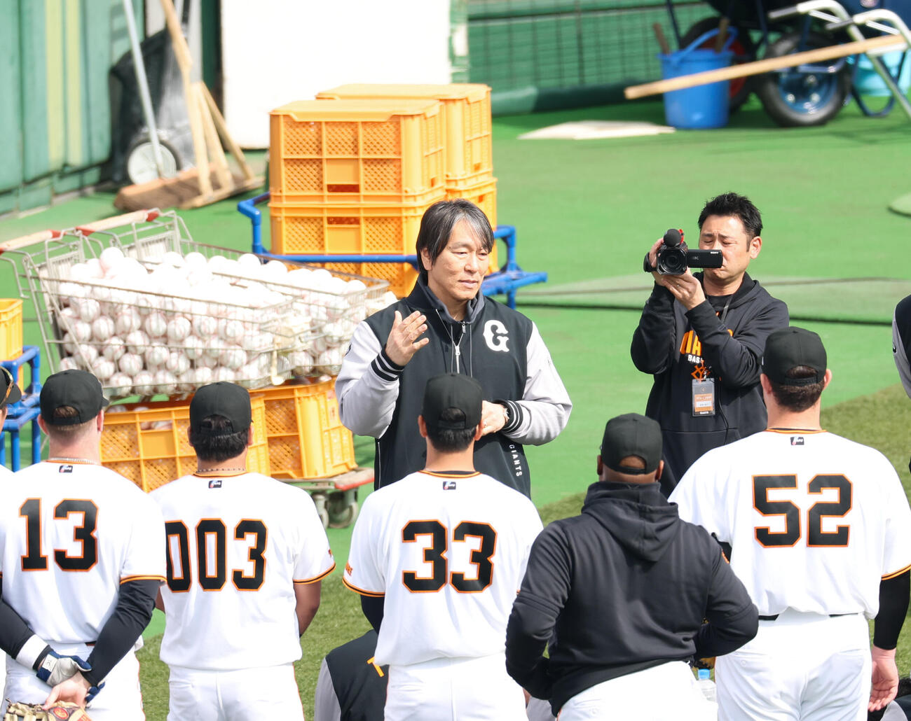 巨人キャンプ入りし、選手に話をする松井秀喜氏（撮影・増田悦実）
