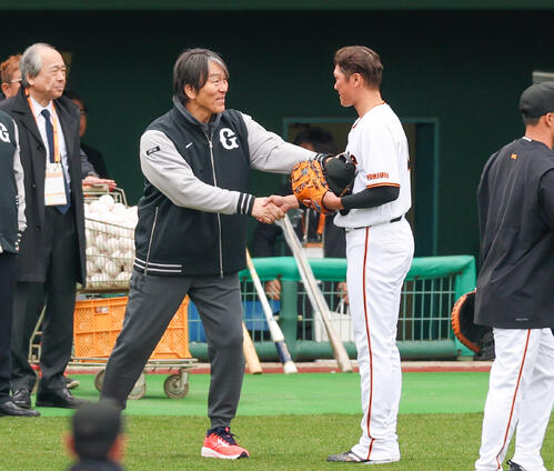 巨人坂本勇（右）と握手を交わす松井秀喜氏（撮影・増田悦実）