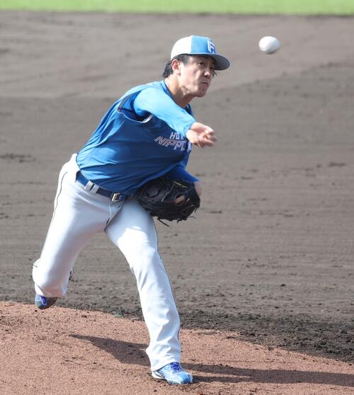 ライブ打撃で投球する日本ハム北山（撮影・黒川智章）