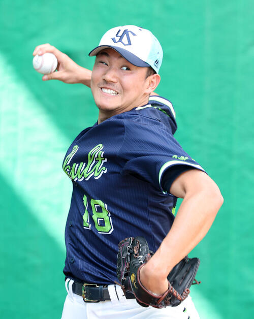 ブルペンで投球練習するヤクルト奥川（撮影・鈴木正人）　