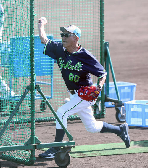 特打で打撃投手をするヤクルト池山監督（撮影・鈴木正人）　