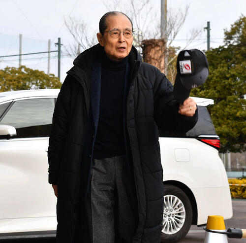 宮崎のキャンプ地に到着したソフトバンク王球団会長（撮影・岩下翔太）
