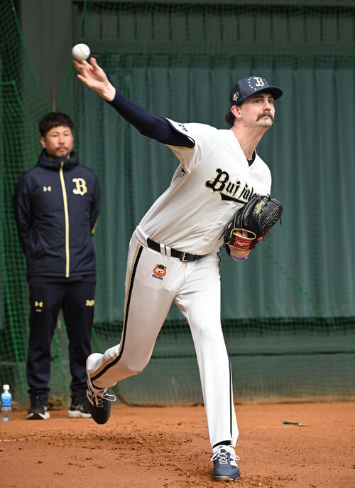 ブルペン入り投球するオリックス・ジェリー（撮影・和賀正仁）