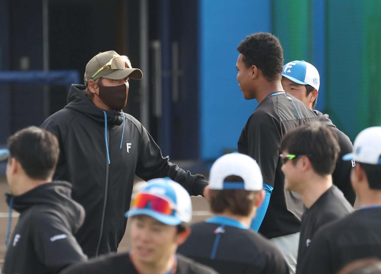 1軍に合流し新庄監督にあいさつするエドポロ（撮影・黒川智章）