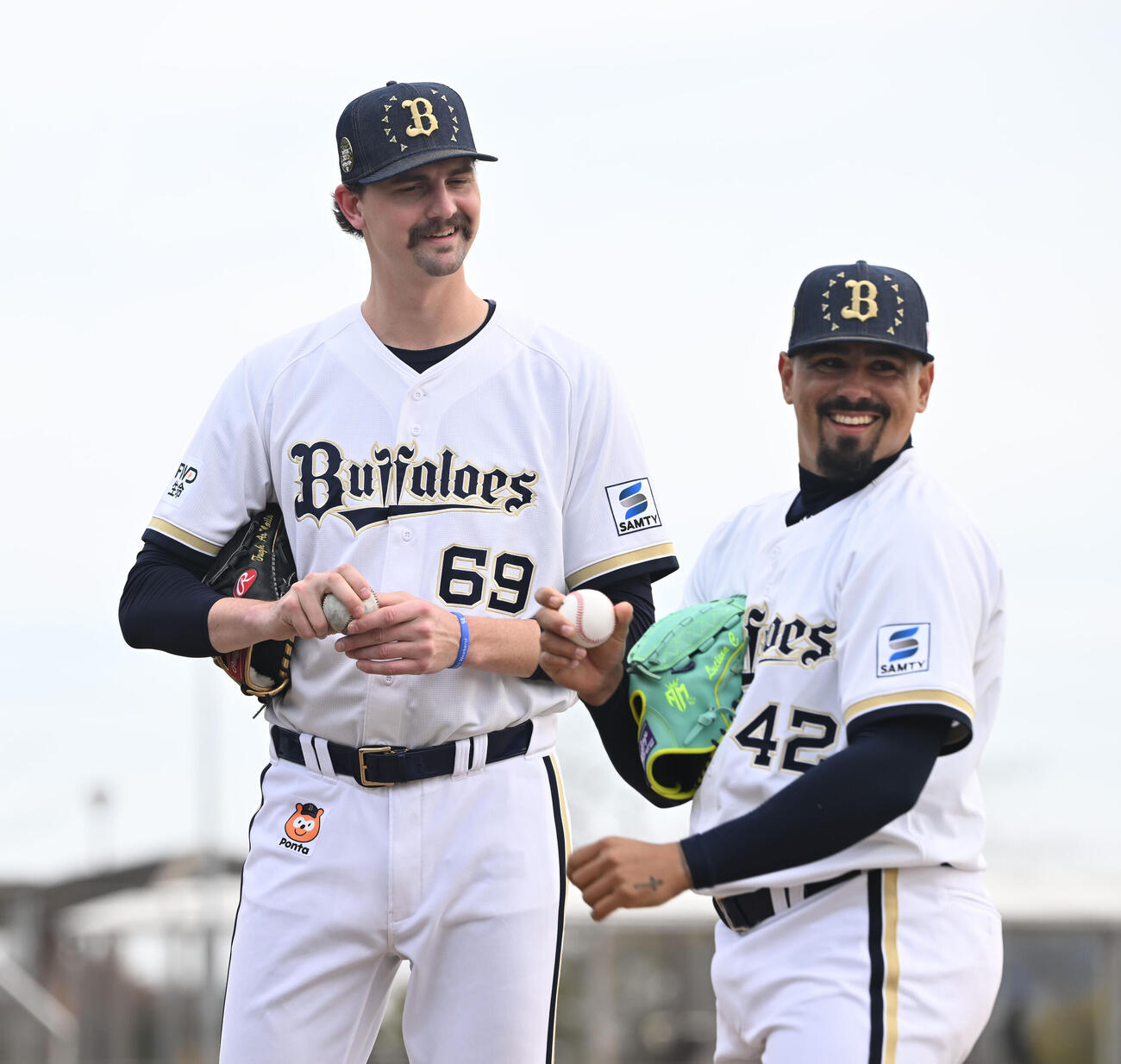 談笑するジェリー（左）とオリックス・マチャド（撮影・和賀正仁）